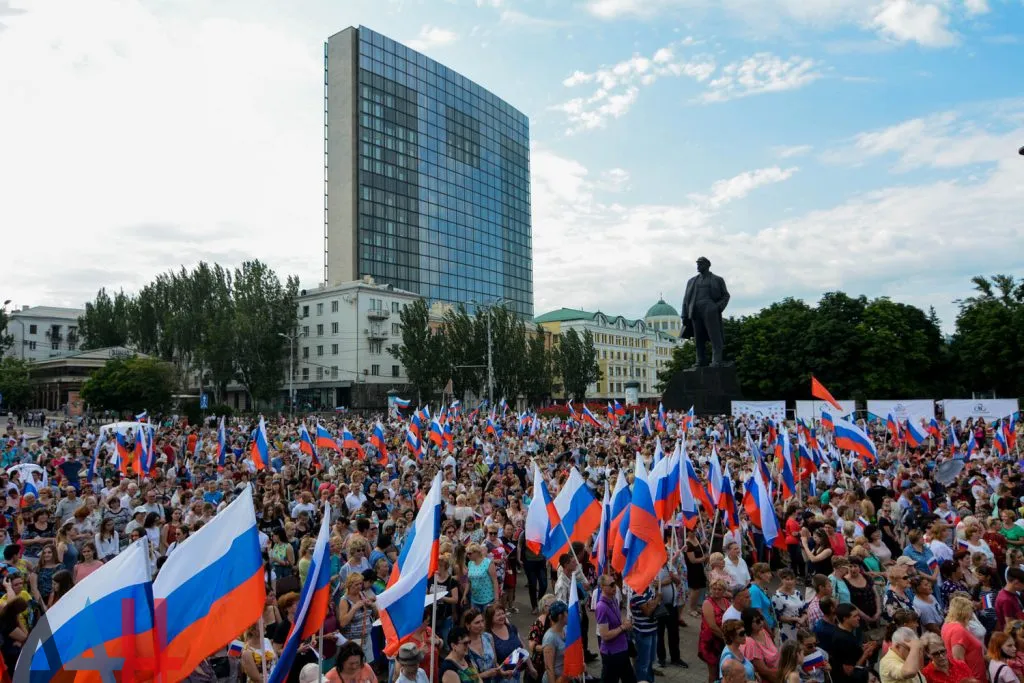 Зеленский должен прекратить войну в Донбассе, а не выпрашивать деньги на его восстановление