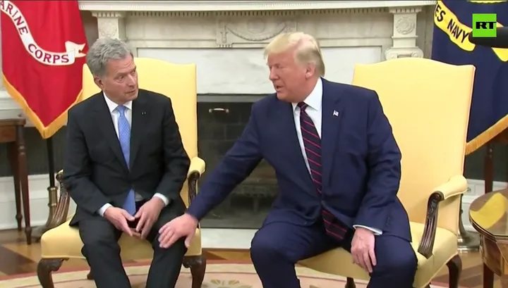 Трамп хлопнул по колену финского президента. Тому не понравилось