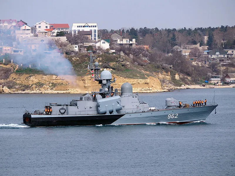 На корабле Черноморского флота в Севастополе возник пожар