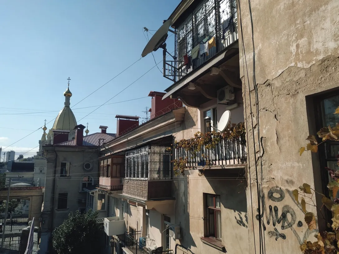 Исторический дом на Большой Морской в Севастополе укрыли «забором»
