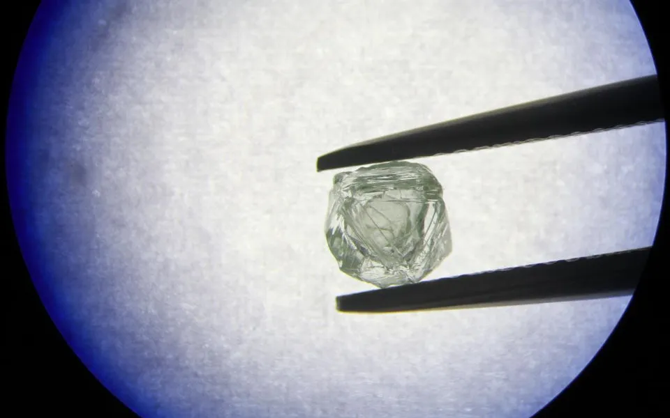 В России добыли уникальный алмаз-«матрешку»