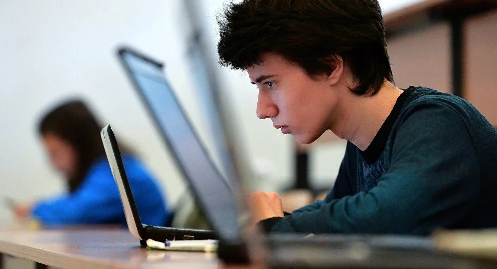 Российские ученые посоветовали подросткам чаще «зависать» в Интернете