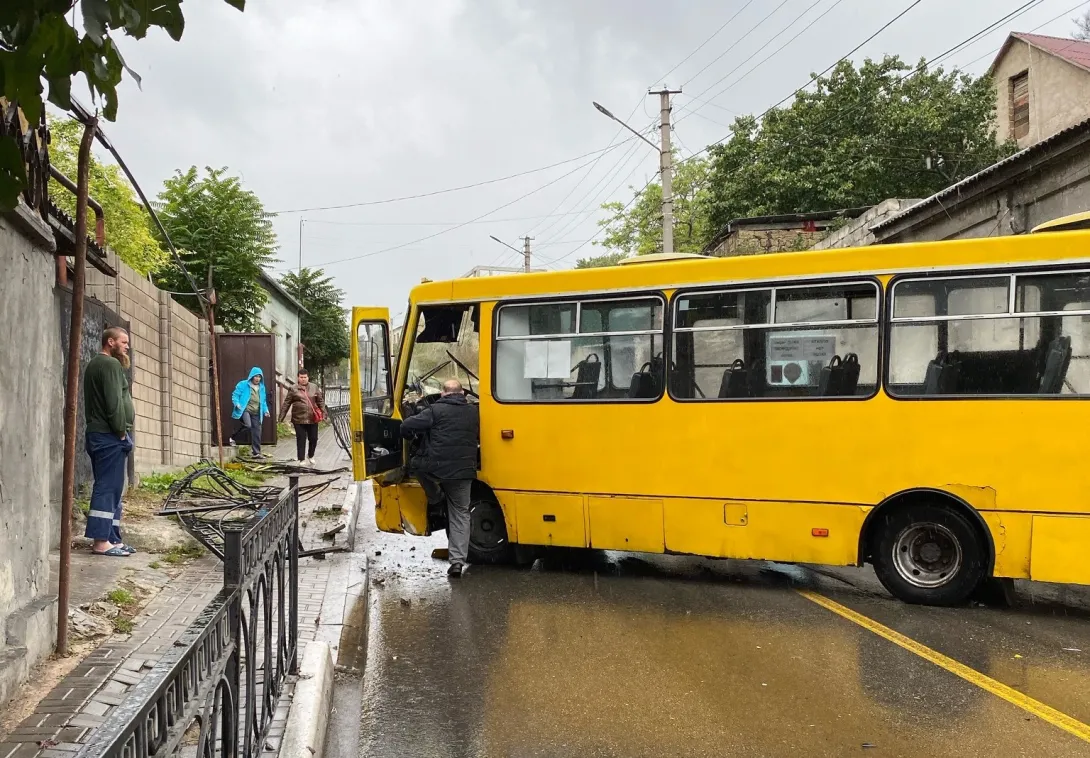 Заблудившийся автобус попал в ДТП и перегородил спуск Котовского 