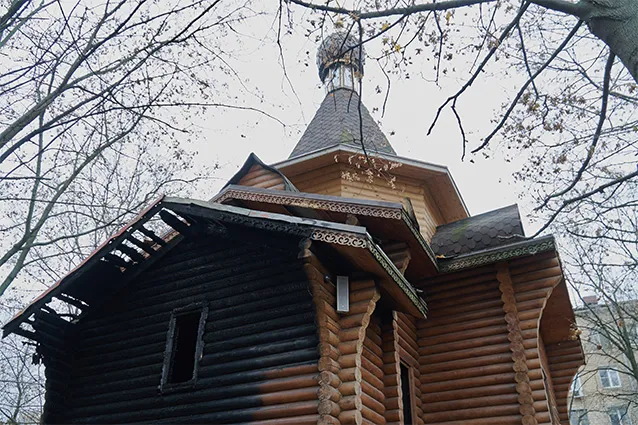 Кто и почему сжигает храмы в двух столицах России?