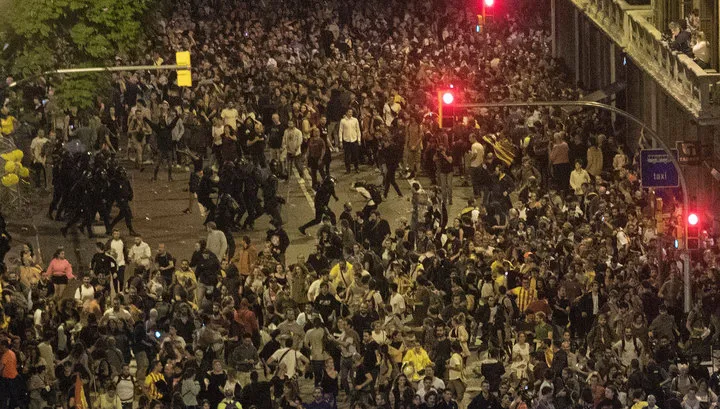 Полиция применила силу против участников массовых протестов в Барселоне