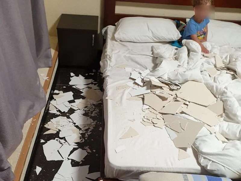 На семью с детьми упал потолок в крымском хостеле 