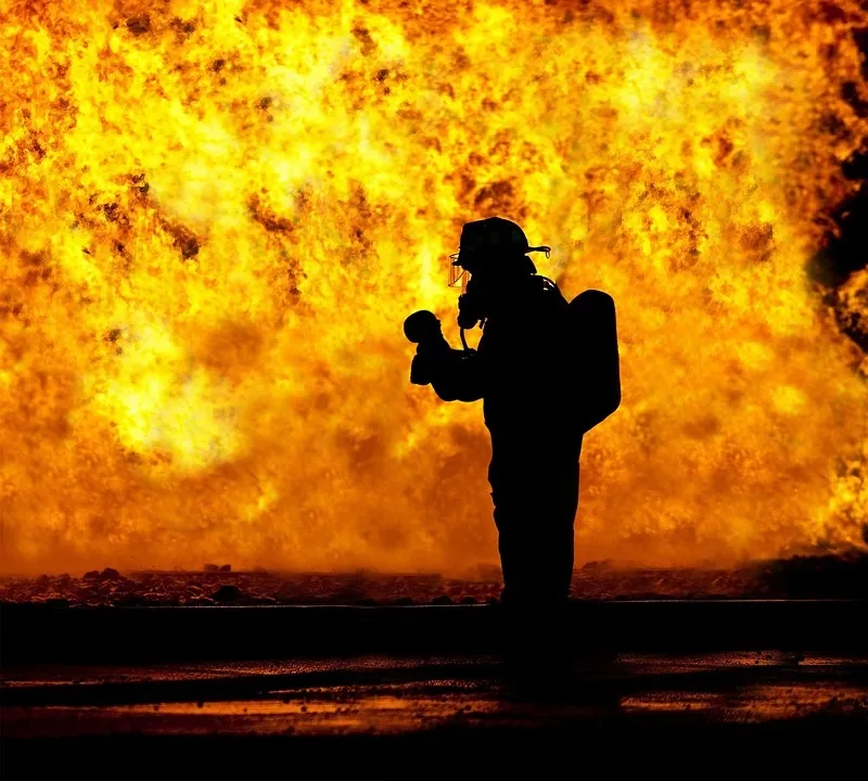 Пожарный в Крыму спас 10 семей из своего же дома