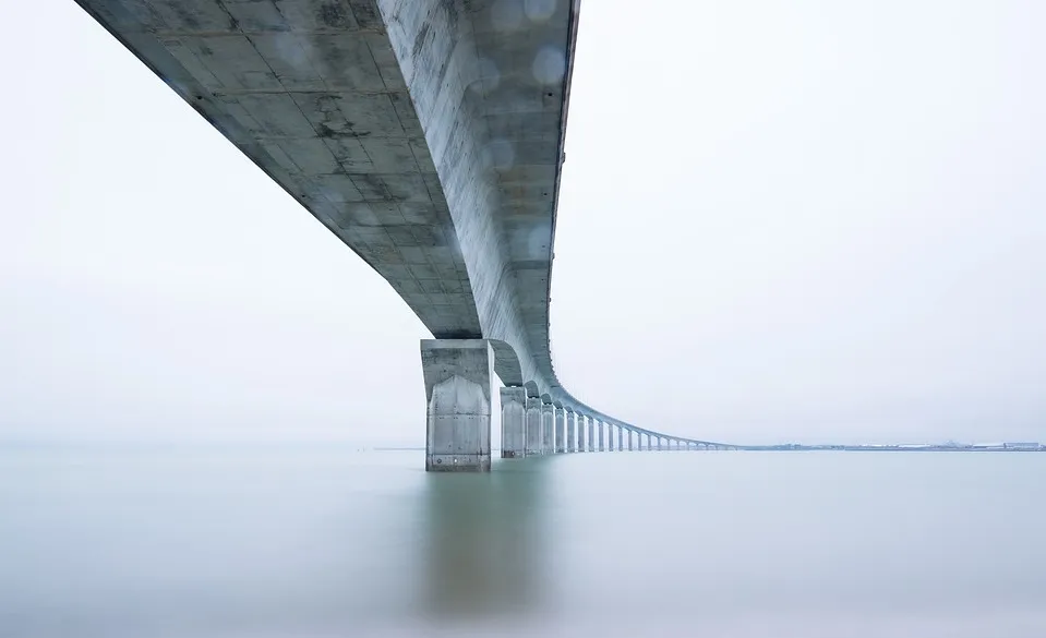 Мост над Севастопольской бухтой завис 