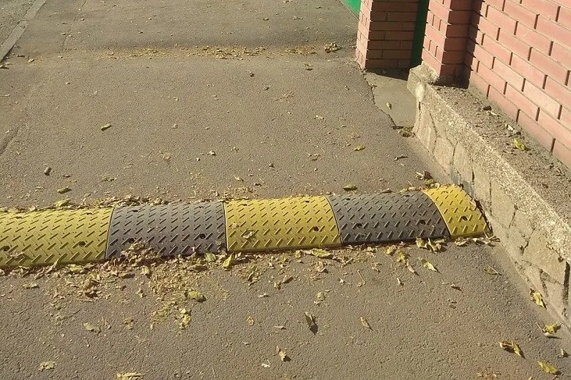 Лежачий полицейский на тротуаре в Симферополе вызвал недоумение у крымчан