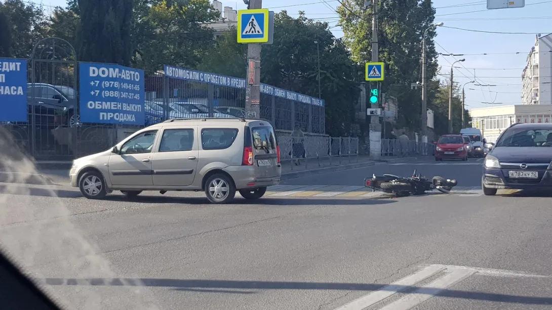 Мотоциклист вылетел с дороги после аварии в Севастополе