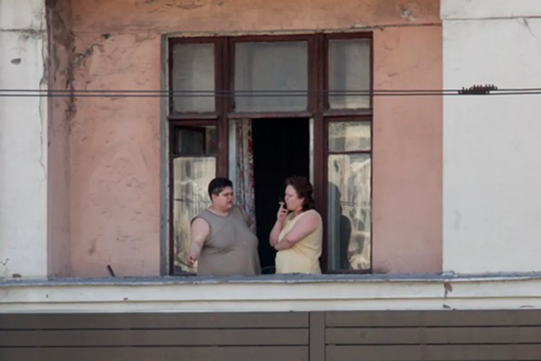 Жительница Урала заплатила соседу за курение на балконе