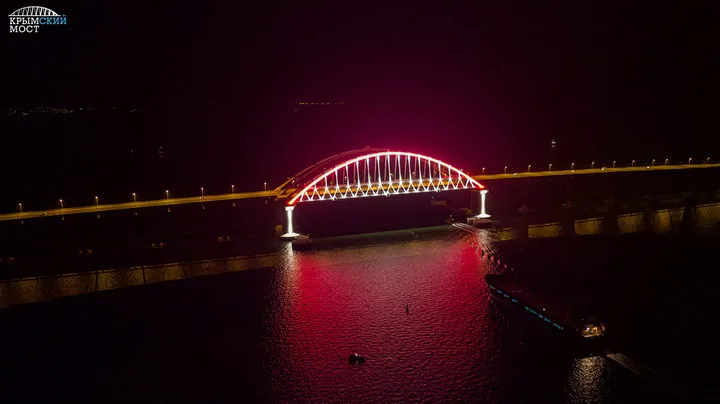 На Крымском мосту показали новую подсветку