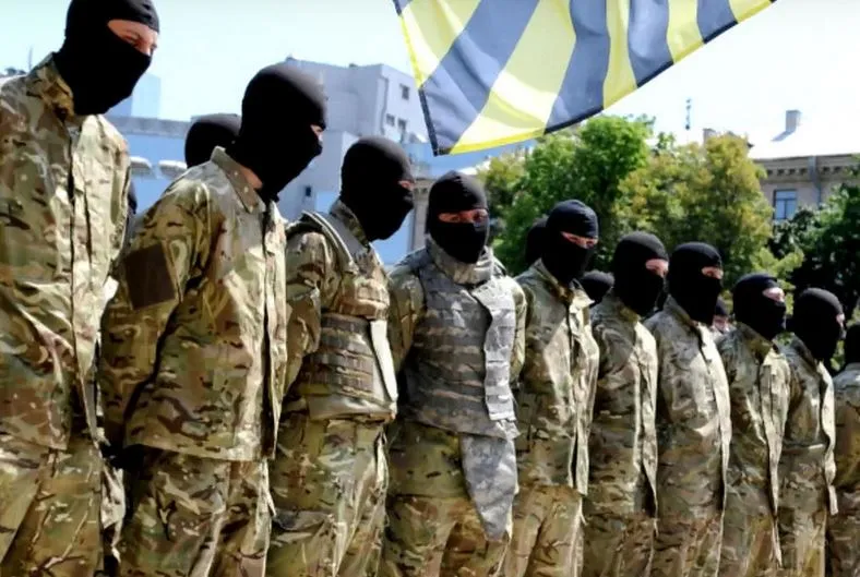 Лидер «Азова» угрожает Зеленскому введением 10 тысяч бойцов в Донбасс