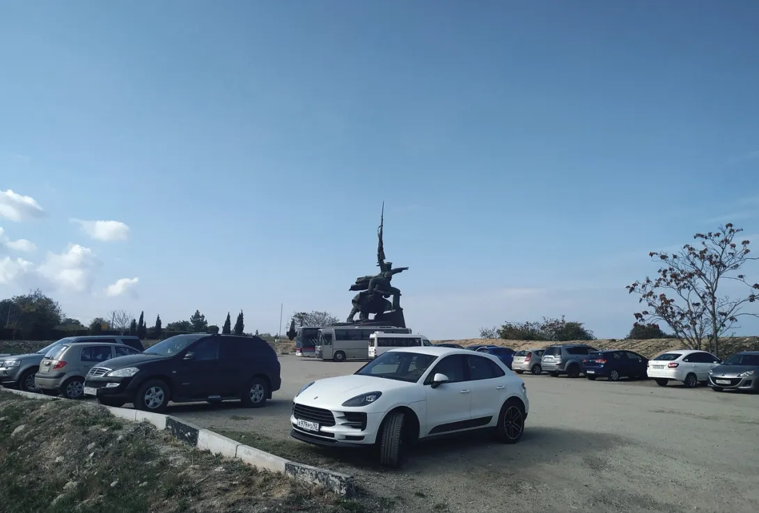 Севастопольцы не спешат покидать парковку у памятника Солдату и Матросу