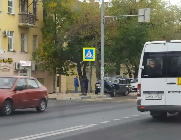 В Севастополе водитель «обнял» машиной столб
