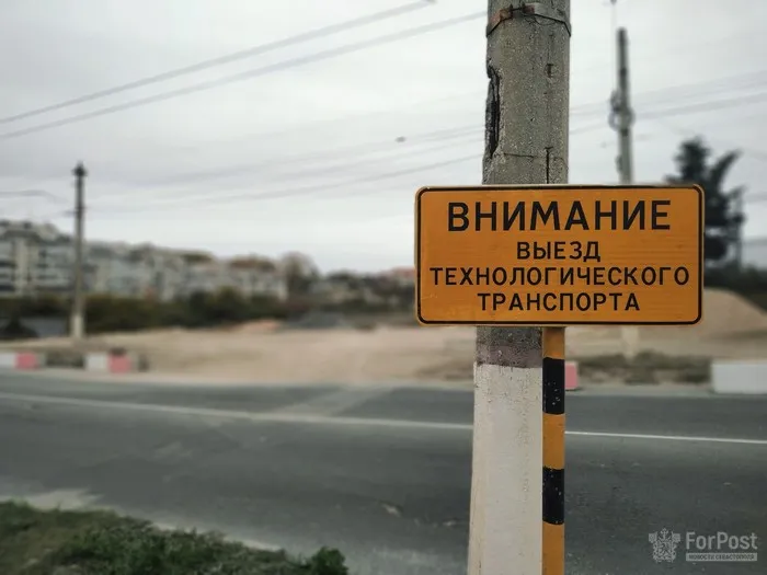 Траншеи, заборы и огромные трубы: как выглядит строительство моста в Севастополе