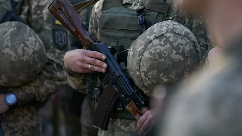 За Зеленского получил пулю в живот: семь бойцов ВСУ пострадали в драке из-за спора о разведении войск в Донбассе