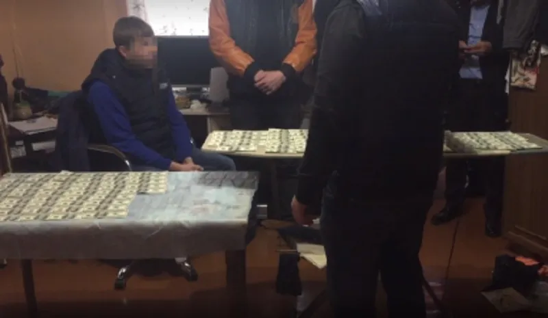 Сторонник Фемиды в Крыму попался на крупной взятке