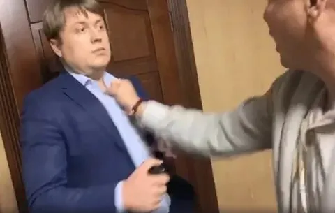 Видео: Ляшко устроил драку с депутатом Рады в аэропорту 