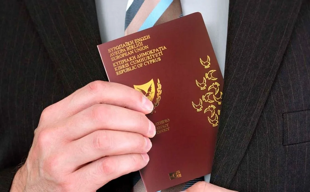 Власти Кипра начали отбирать «золотые паспорта» у россиян