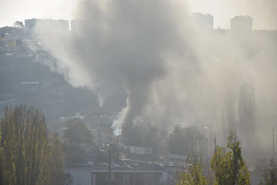 Над Севастополем поднялся столб чёрного дыма