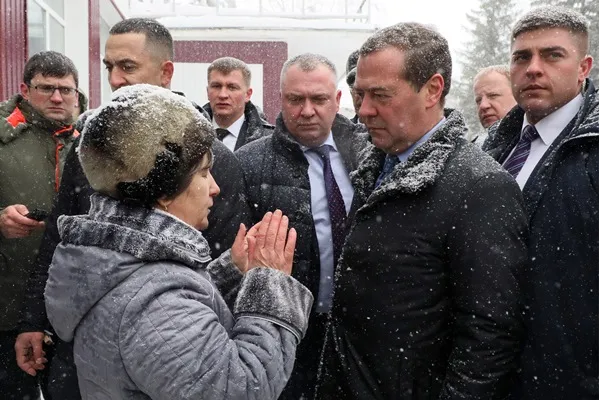 Пенсионерка рассказала, что встать на колени перед Медведевым ее заставили силовики 