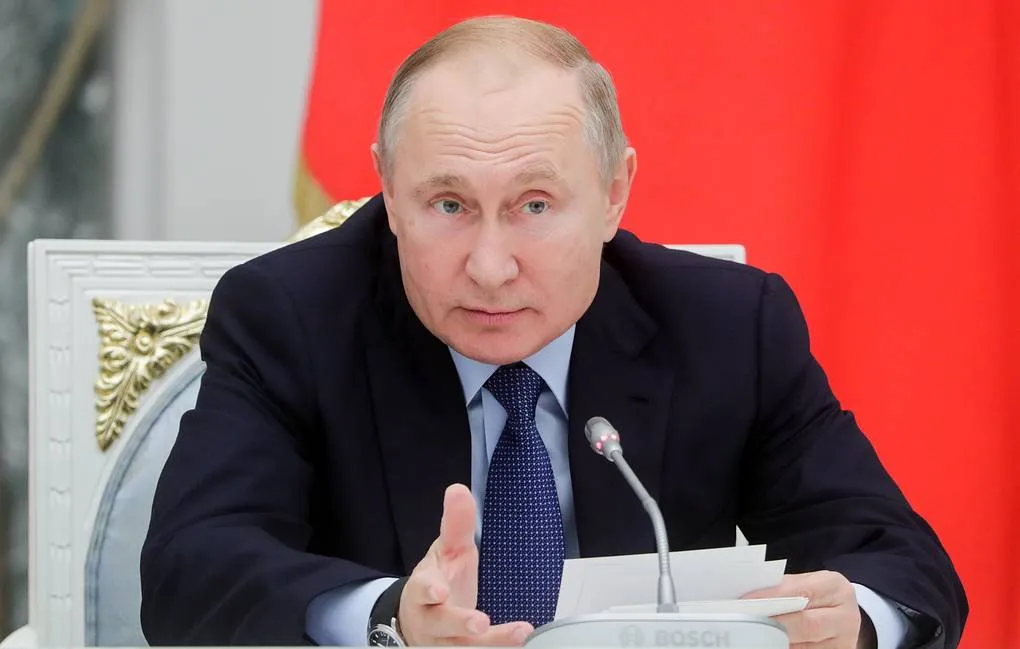 Путин заявил, что россияне должны критиковать власть
