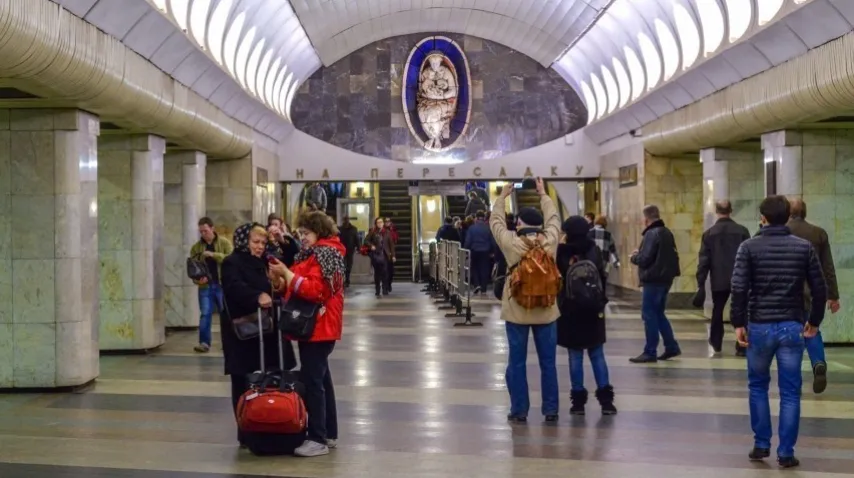 Вандал оторвал грудь у скульптуры Мадонны в московском метро