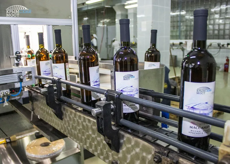 Теперь – в бутылках: Крымский мост разольют в эксклюзивную партию вина