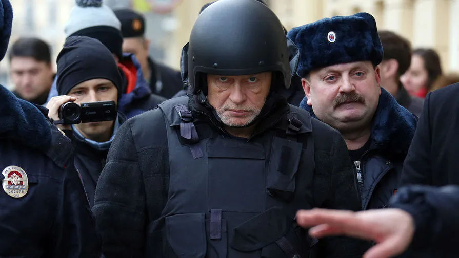Десяток охранников, шлем и бронежилет не дали расчленителю Соколову совершить суицид
