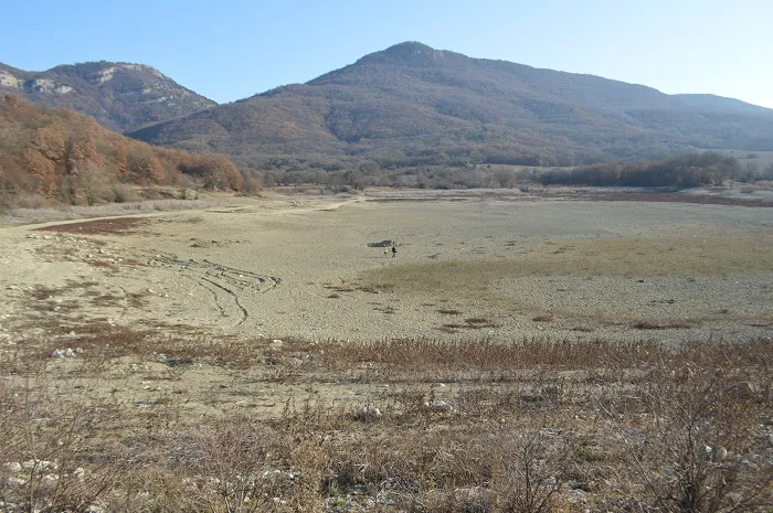 Туристский пруд в Севастополе осушили — и забыли