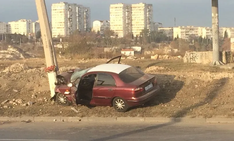 Легковая машина влетела в столб в Севастополе
