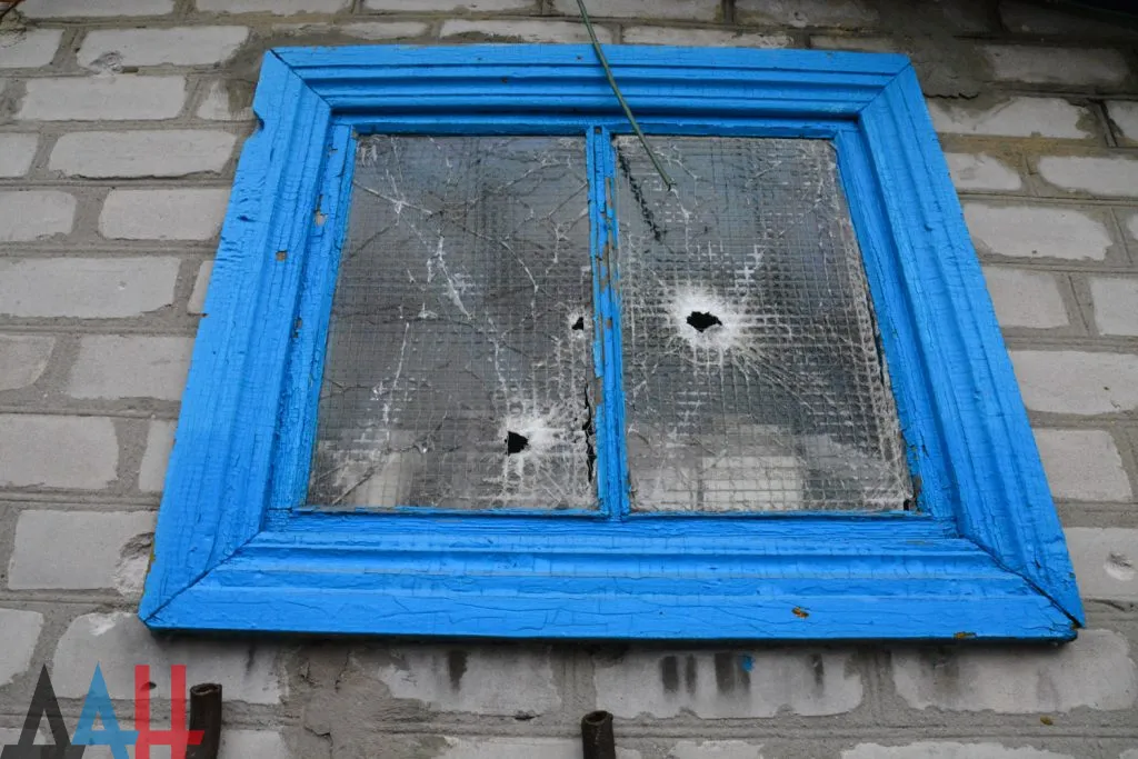 ВСУ за сутки выпустили 45 боеприпасов по территории ДНР, есть повреждения – СЦКК