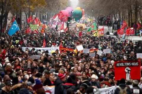 СМИ: почти 90 человек задержаны полицией во время манифестации в Париже 