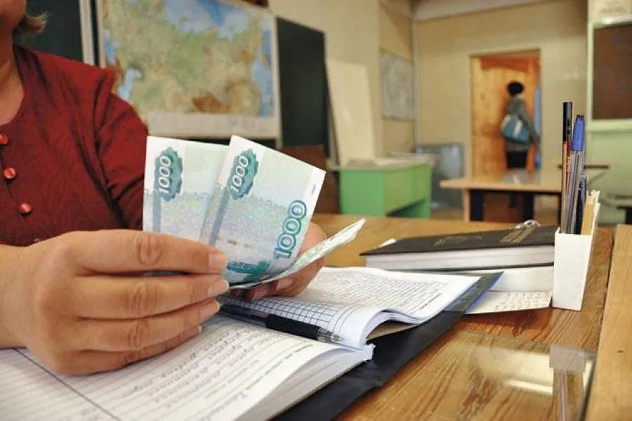Зарплаты российских учителей собираются уравнять