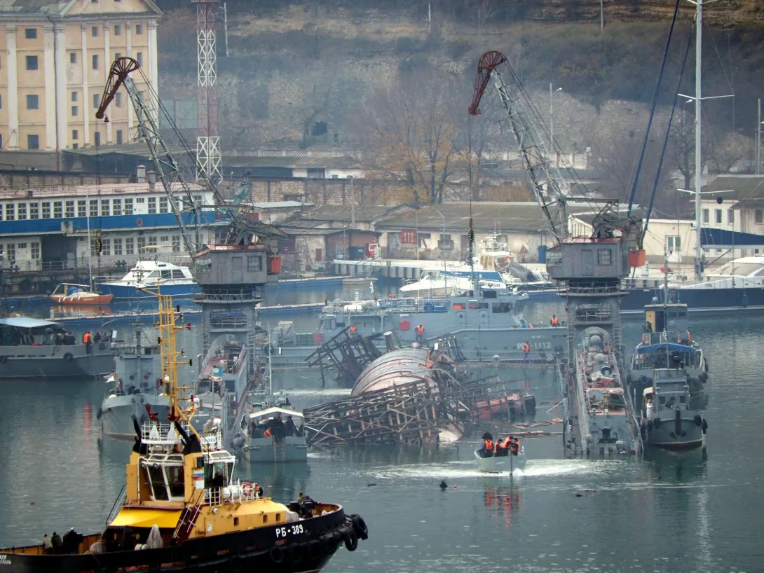 Затонувшие в Севастополе док и подлодка оказались «ничьими»