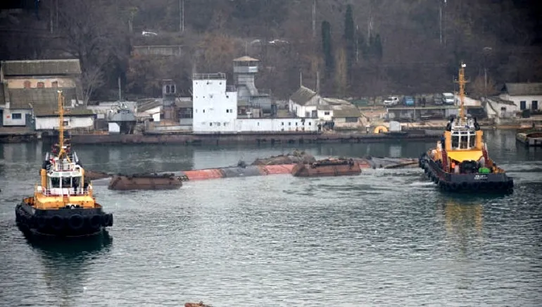 Затонувшую в Севастополе подлодку «ведут» в последний путь 