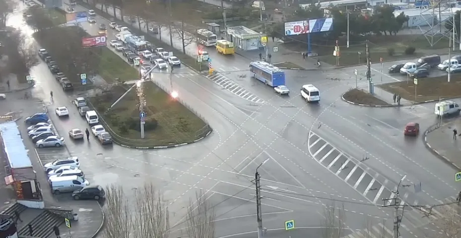 В Севастополе от перенапряжения на провода рухнул столб