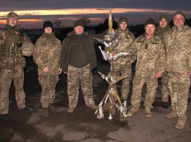Боевики ВСУ в Донбассе собрали елку из снарядов и гранат для «российских наемников»