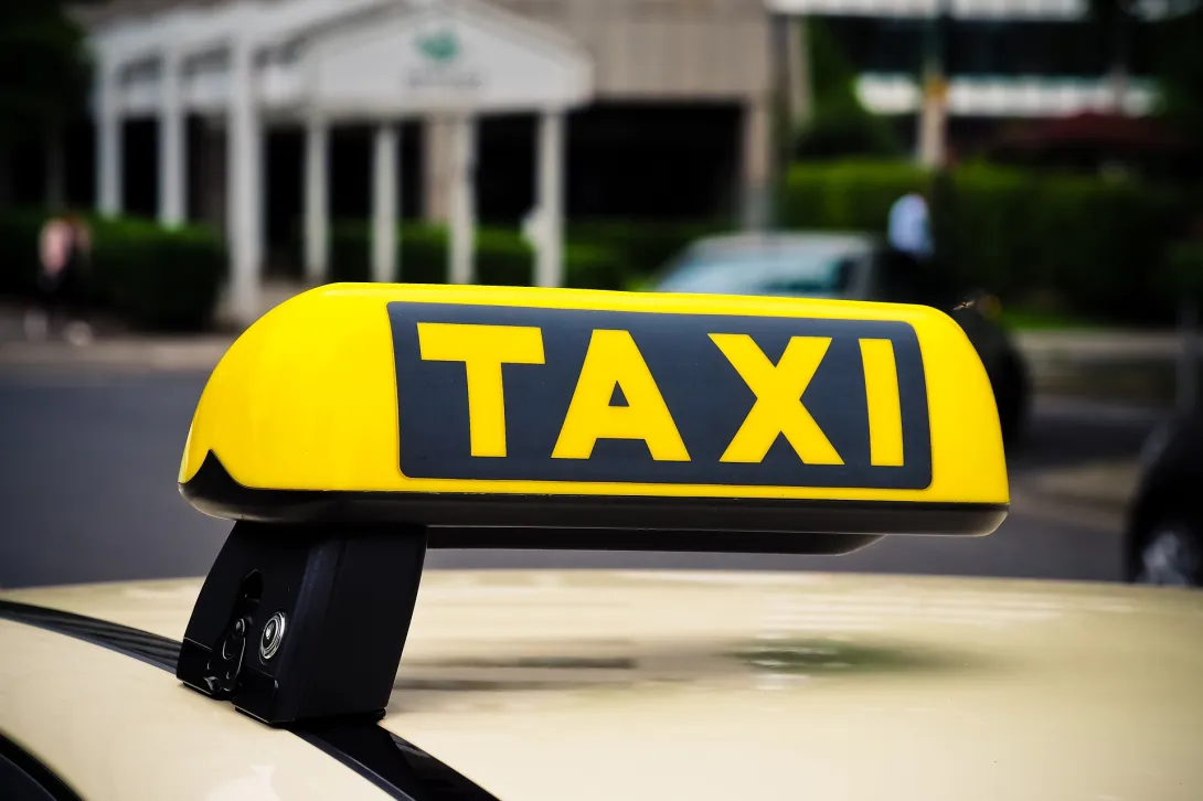 Чиновников предлагают пересадить со служебных машин на такси