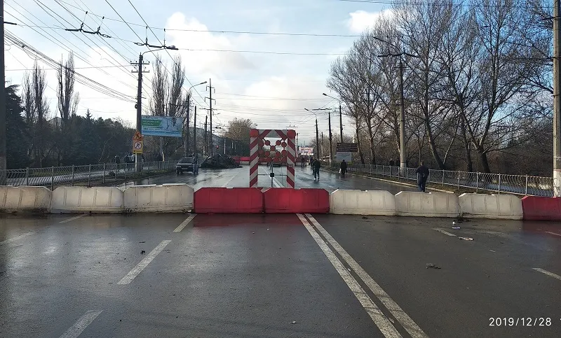 С поезда – в вечную пробку: в столице Крыма до сих пор нет дороги к вокзалу