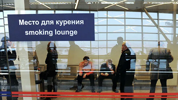 Путин подписал закон, возвращающий курилки в здания аэропортов