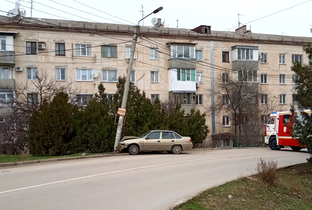 В Севастополе автомобиль чуть не свалил столб