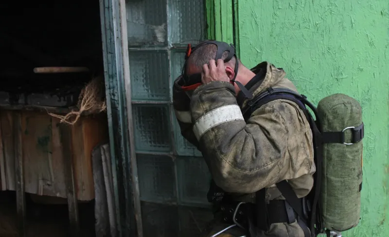 В Севастополе в последний день года тушили пожар на кладбище