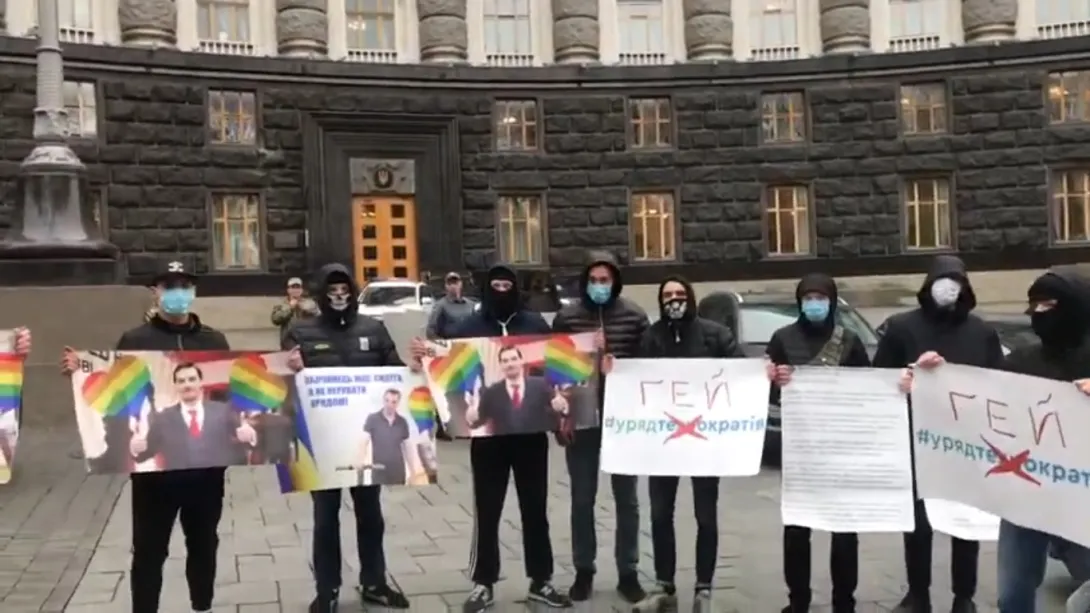 Здание правительства Украины забросали фаллоимитаторами 