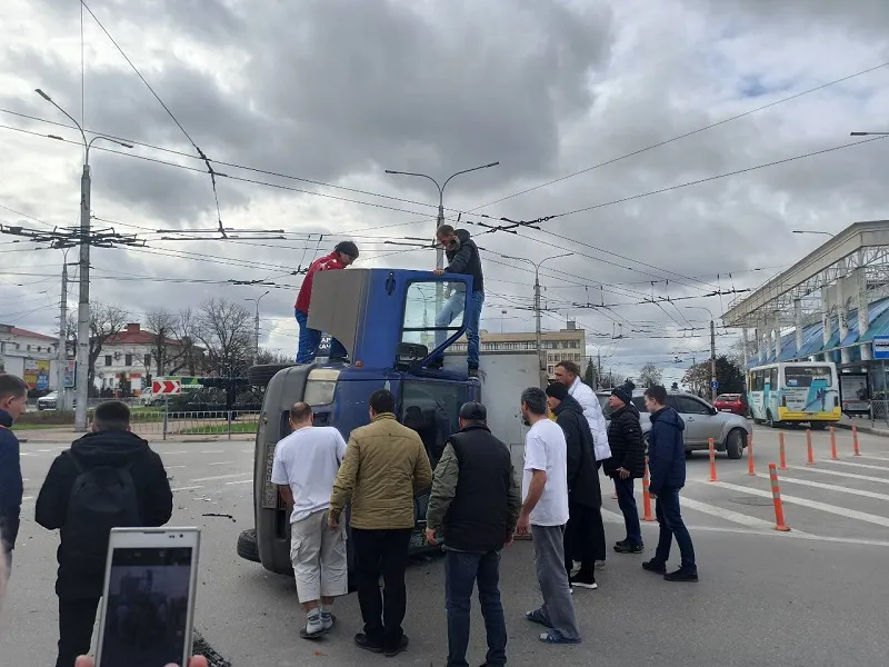 Грузовик перевернулся на площади Восставших в Севастополе