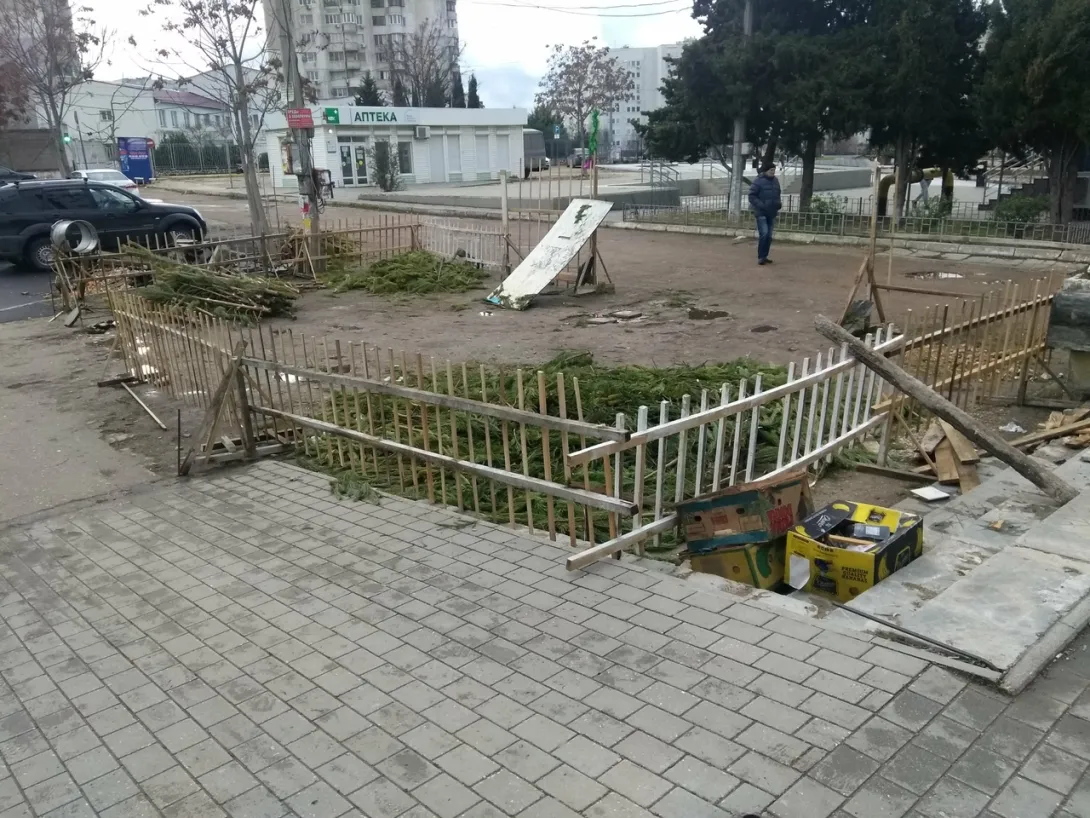 Бывшие ёлочные базары в Севастополе обрастают мусором