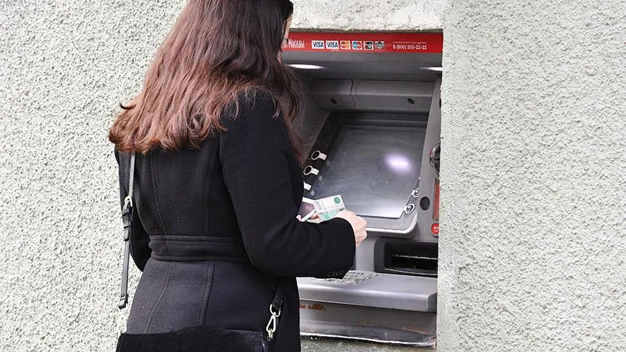 Россиянам посоветовали отказаться от уличных банкоматов