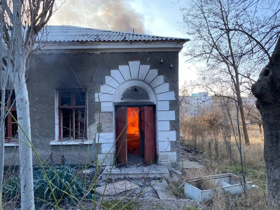  В Севастополе горел дом у парка Учкуевка 