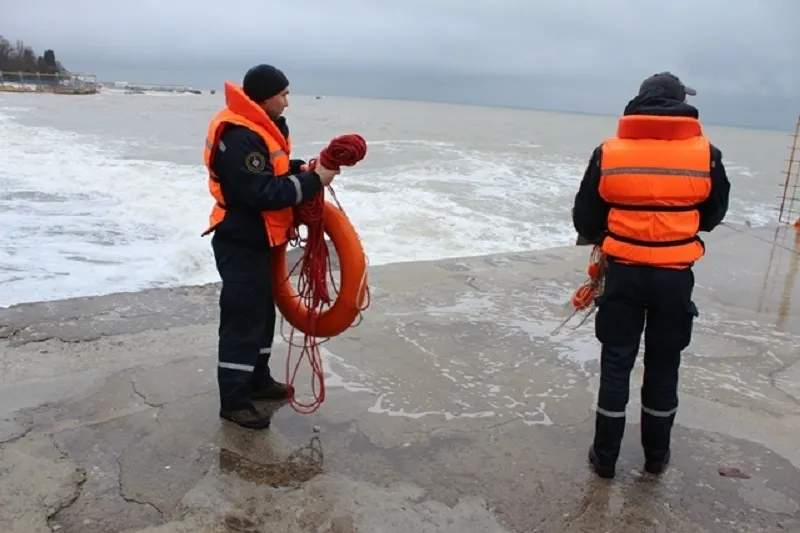 Спасатели с трудом вытащили из моря крымчанина на Крещение